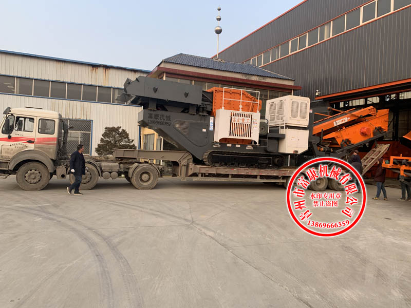 履帶式移動破碎機發(fā)往湖北