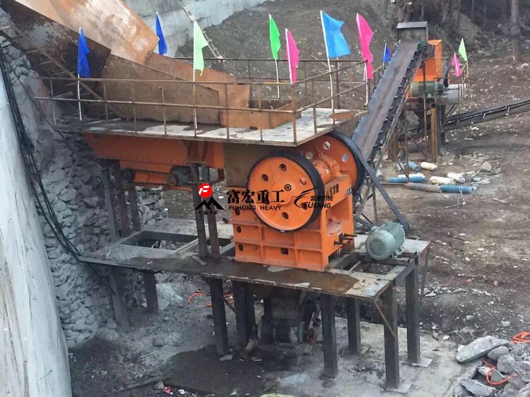 顎式破碎機(jī)使用現(xiàn)場(chǎng)