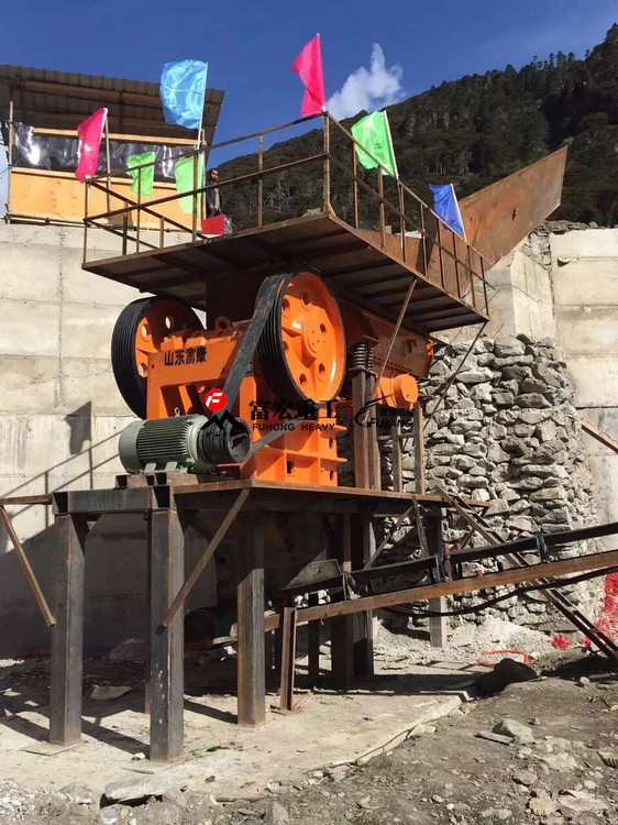顎式破碎機(jī)使用現(xiàn)場(chǎng)