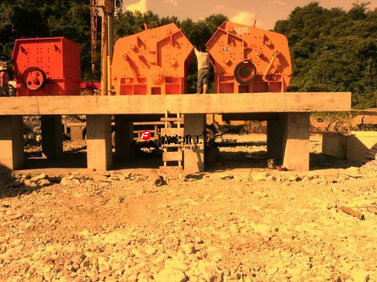 反擊式破碎機(jī)使用現(xiàn)場(chǎng)