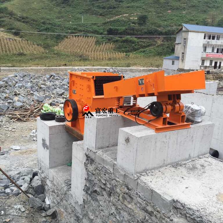 簡(jiǎn)易給料機(jī)+斜口錘破使用現(xiàn)場(chǎng)