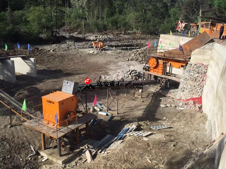 破碎+顎破機(jī)組工作現(xiàn)場(chǎng)