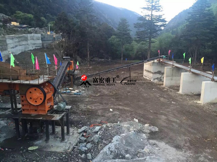 破碎機(jī)組工作現(xiàn)場(chǎng)